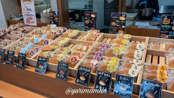どらやき専門店「蜜彩」に並ぶ種類豊富などら焼き