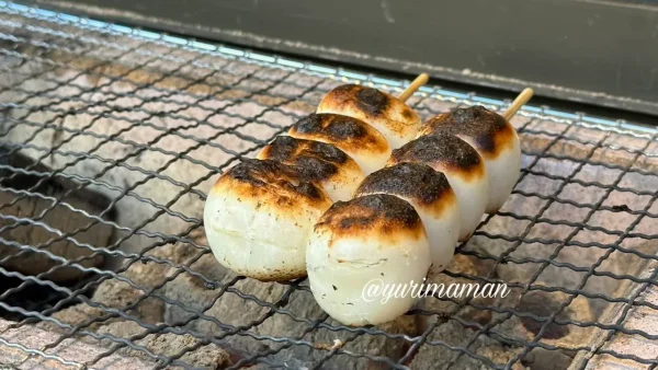 注文後に炭火でじっくり焼くみつのもりのお団子