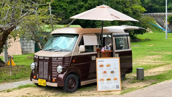 新居浜市の滝の宮公園に出店するkitchen car cafe Little