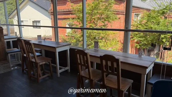 カフェの窓際席から眺めるおおず赤煉瓦館