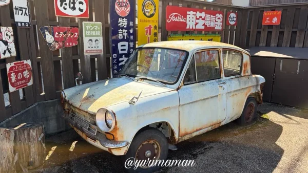 ポコペン横丁に並ぶ昭和レトロな看板03