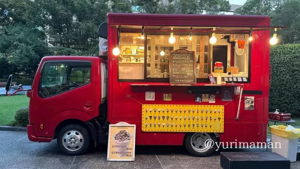 ロマンドーロール愛媛の赤いクレープキッチンカー