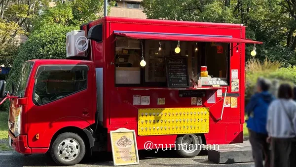 イベントに出店するロマンドーロール愛媛のキッチンカー