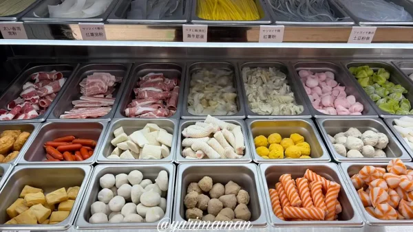 龍翔麻辣烫の野菜やきのこなどの具材