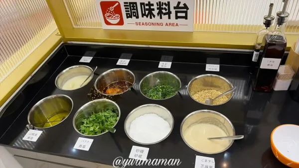 龍翔麻辣烫の調味料と薬味コーナー