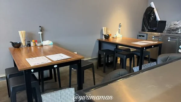 麺屋TORIKOの店内とテーブル席