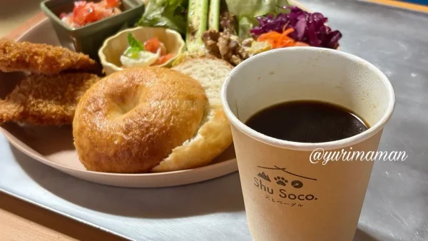 Shu Soco(シュウソーコ)のランチプレートとホットコーヒー