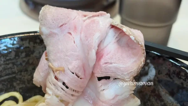 麺やだんここのまぜめんにのった大きなチャーシュー