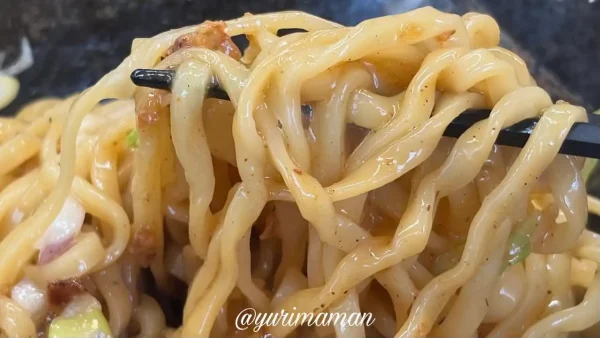 麺やだんここのまぜめん・もちもちの中太麺