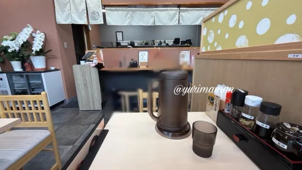 麺やだんここのカウンター席とテーブル席