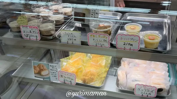 白石菓子舗の店内に並ぶ和菓子や洋菓子