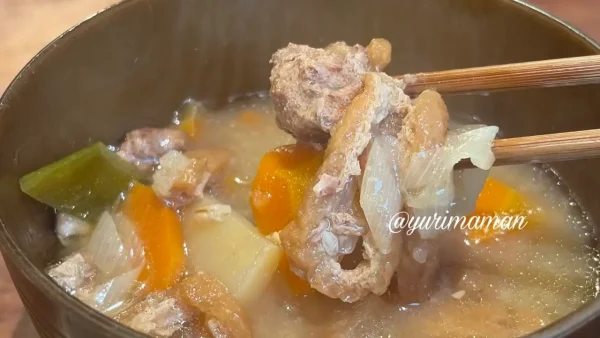 おにぎり朝ごはんに付く具だくさんのお味噌汁