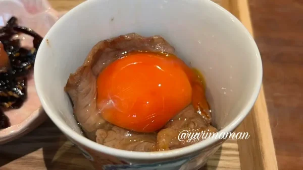 おにぎり朝ごはんに付く肉料理と濃厚な卵黄
