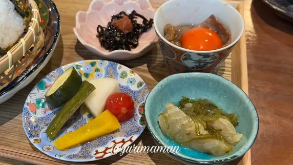 志津かわ珈琲庵のおにぎり朝ごはんに付くおかずと漬物