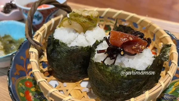 おかずと一緒に味わう志津かわ珈琲庵のおにぎり朝ごはん