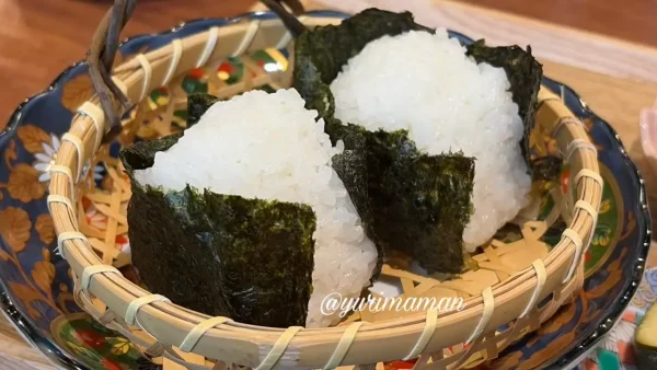 志津かわ珈琲庵のふっくら握られた朝ごはんのおにぎり