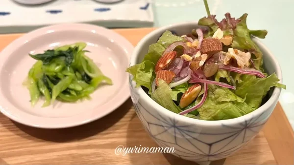 台湾粥ランチに付くナッツ入りサラダと小鉢