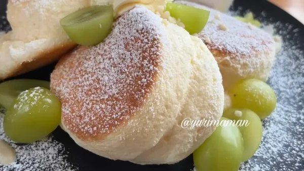 シャインマスカットをたっぷり添えたふわふわスフレパンケーキ