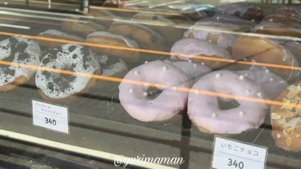 TOU℃八幡浜店で販売されているカラフルなドーナツ01