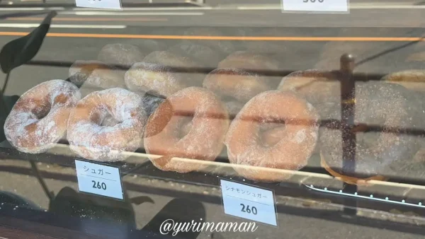 TOU℃八幡浜店で販売されているカラフルなドーナツ02