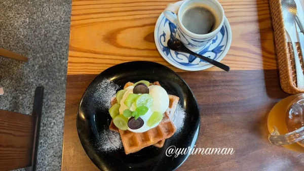 ゆきもと農園のシャインマスカットを使ったアメリカンワッフルとコーヒー