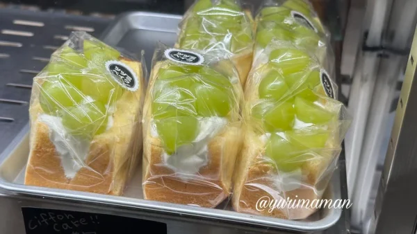 つづみベイクのシフォンサンドやプリンが並ぶショーケース