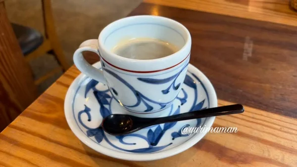砥部焼の器で提供されたつづみカフェのコーヒー