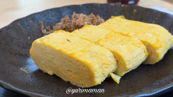 だし巻き卵に添えられたおかか