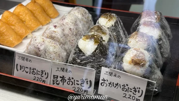 津島つむぎやで販売する新米のおにぎり