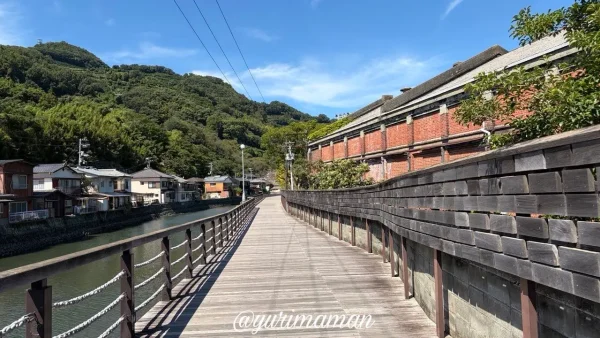 八幡浜市保内町のもっきんロードと赤レンガの建物