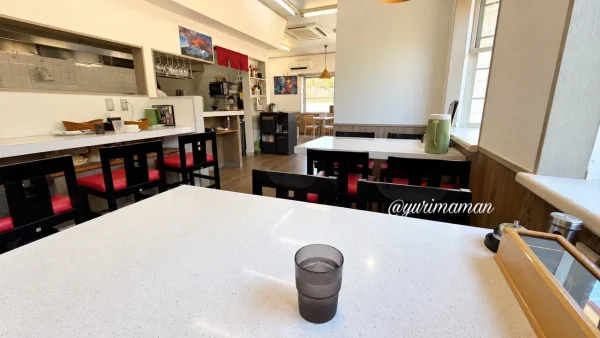 アリーナ古三津店の明るいテーブル席