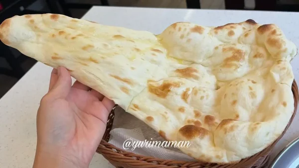 アリーナ古三津店の大きな焼きたてナン01