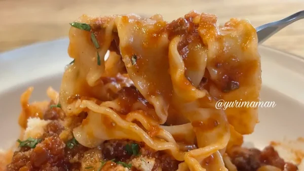 フリル状のもちもち生パスタ「レジネッテ」に絡むミートソース