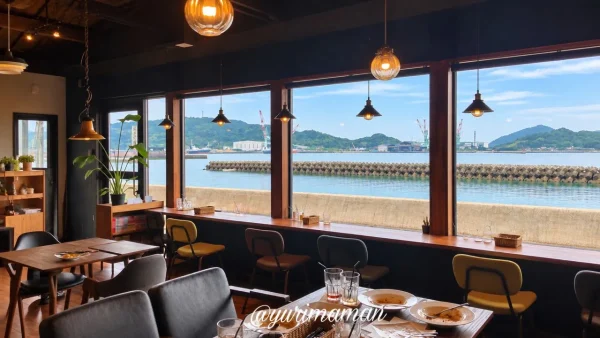大島のカフェショーザン店内から見える海の景色