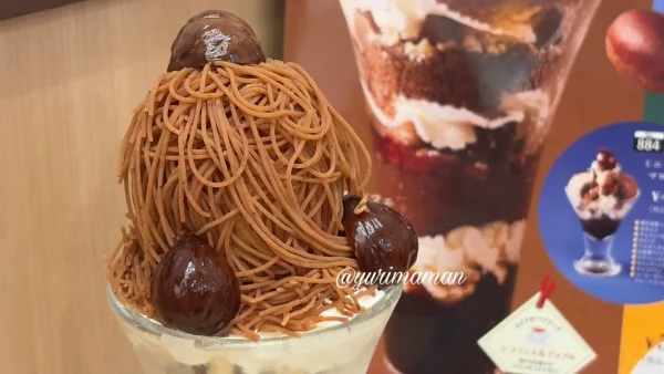 マロンクリームと大きな栗がのったマロンとチョコのパフェ
