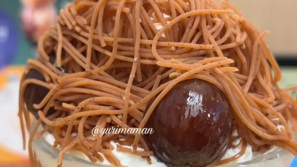 細いモンブランクリームと大粒の栗