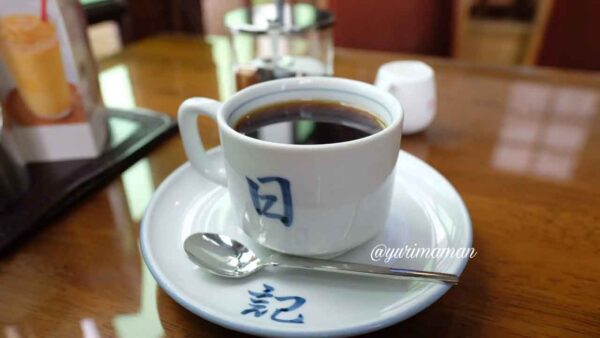 コーヒーグルメ日記館の「日」「記」が描かれた砥部焼のカップ&ソーサー