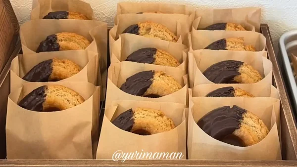 ドドドーナツ店内に並ぶオールドファッションチョコ