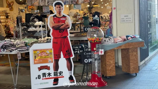 銀天街に登場した愛媛オレンジバイキングス青木龍史選手パネル