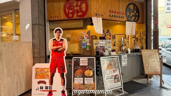 銀天街ハナキン前の愛媛オレンジバイキングス林瑛司選手パネル