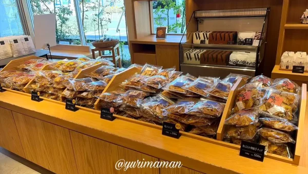 芋屋金次郎 松山店に並ぶ芋けんぴ