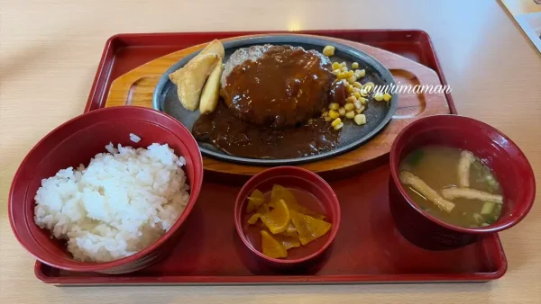ジョイフルの999円ランチ「5種チーズのとろ〜りチーズインハンバーグ」