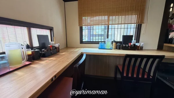 川島五郎 東温店のカウンター席と店内の様子