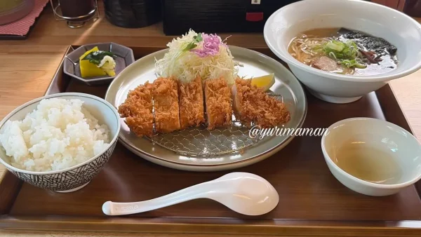 川島五郎 東温店のとんかつとやすまる半ラーメンのセット