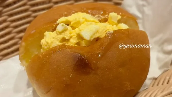 ローブパンにたまごペーストを挟んで食べるコメダモーニング