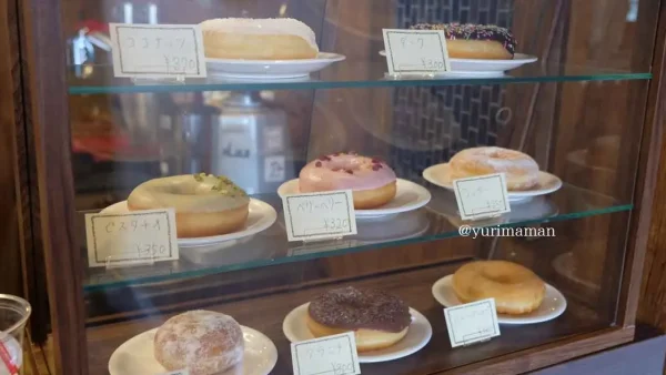 Loa cafe(ロアカフェ)ドーナツが並ぶショーケース