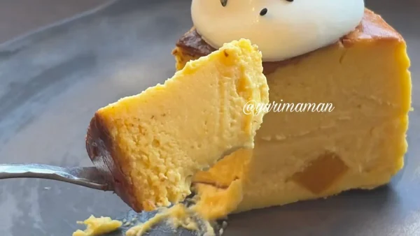 とろっとなめらかなかぼちゃのバスクチーズケーキを食べている様子