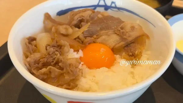 松屋のミニ牛皿と生玉子をごはんにのせて実食