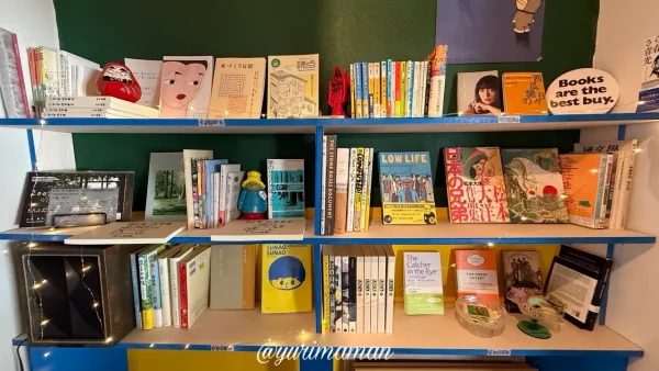 喫茶AFTER HOURSの店主が学生時代から読んできた本が並ぶ本棚