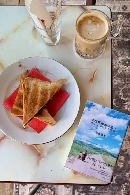喫茶AFTER HOURSで楽しむ本とコーヒー、シナモンあんこサンド
